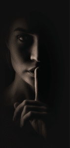 Kobieta trzymająca palec na ustach, trzymająca tajemnice