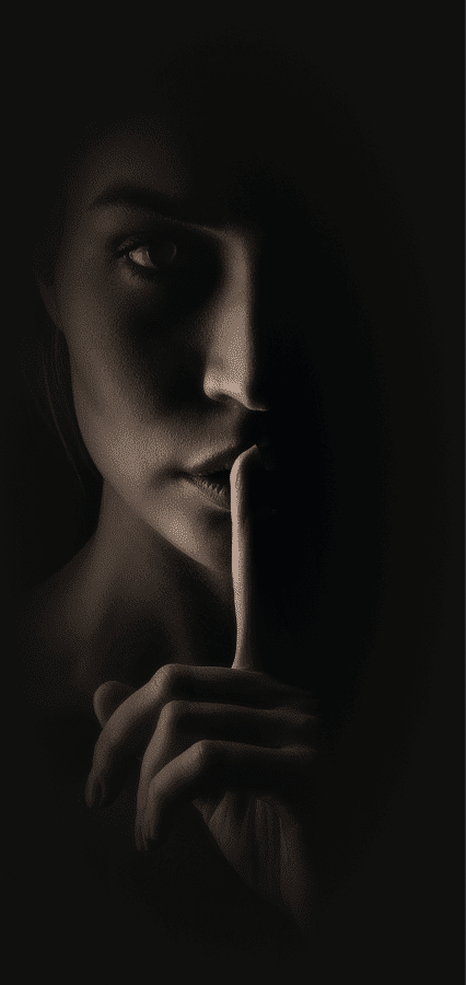 Kobieta trzymająca palec na ustach, trzymająca tajemnice