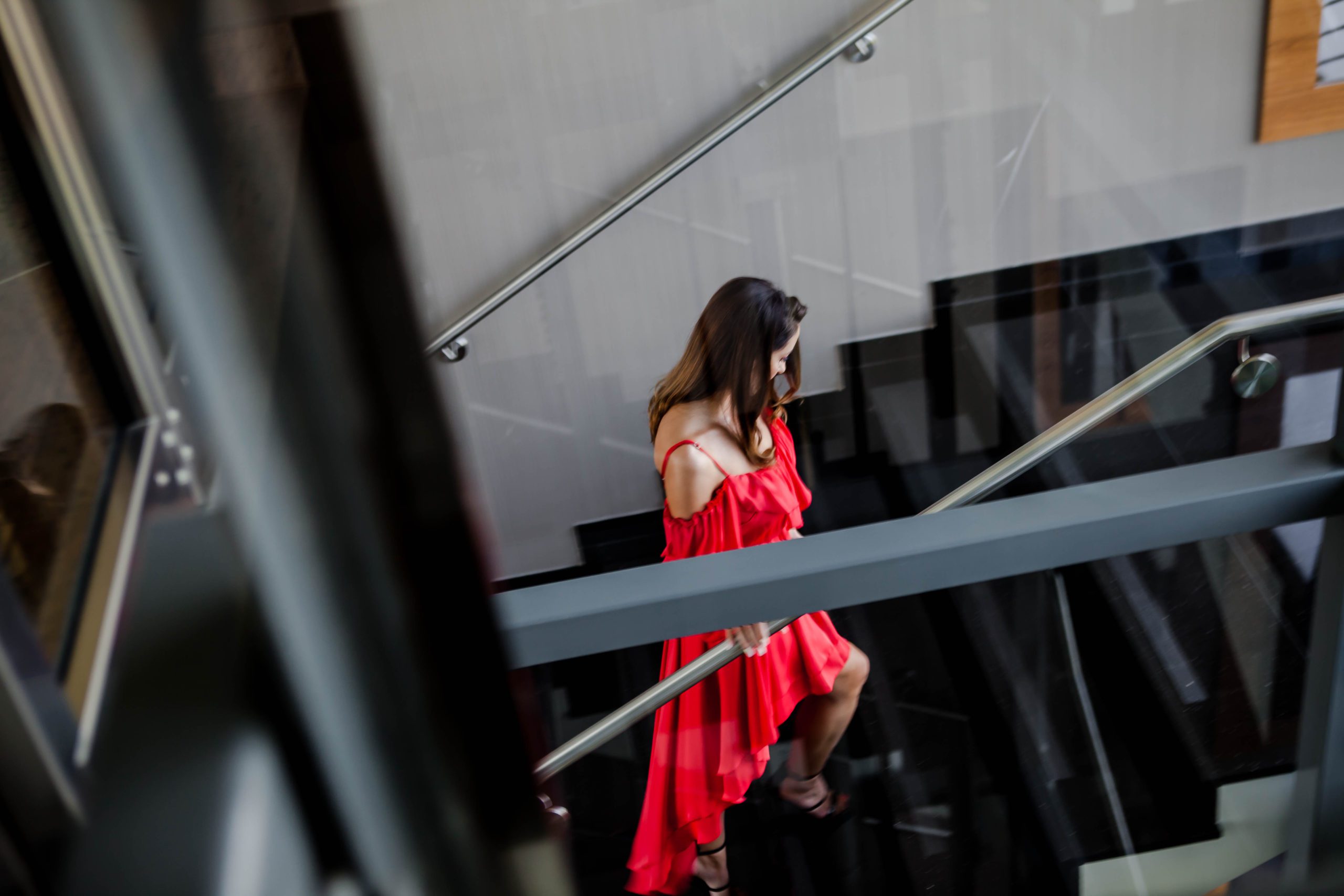 Kobieta w czerwonej sukience w hotelu